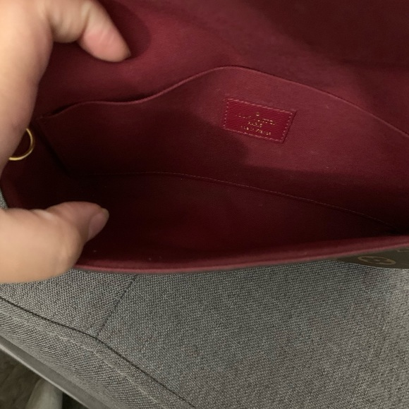 Louis Vuitton crossbody clutch. Strap detachable. Burgundy color interior. - Picture 6 of 7